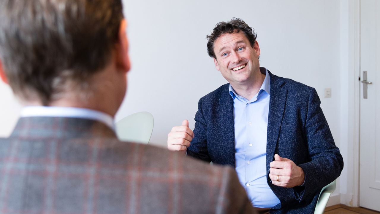 Door een techniek van vragen stellen, veranderen we jouw gedachten. Dit heet ‘uitdagen van gedachten’.